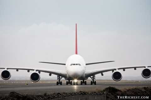 Airbus A380 - 500 triệu USD. Hoàng thân giàu nhất Trung Đông, Alwaleed bin Talal là một trong những đại gia sở hữu Airbus A380. Số lượng hành khách tối đa mà Airbus A380 có thể chở được là khoảng 800 người. Tuy nhiên, các vị đại gia luôn cải tạo để có thể biến máy bay thành biệt thự riêng trên không