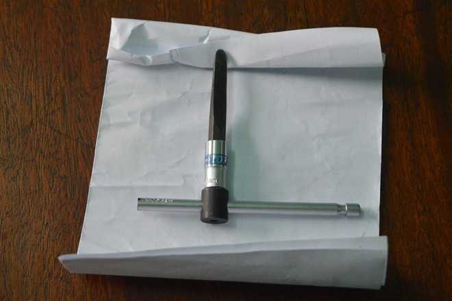 Niềm dùng vam phá khoá để lấy trộm xe máy trong tích tắc. Ảnh: Văn Được.