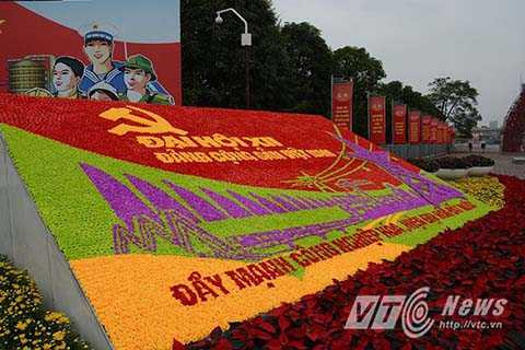 Đường phố tràn ngập sắc màu của cờ và hoa