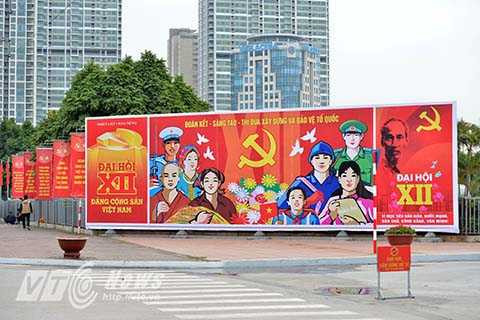 Các tuyến đường xung quanh trung tâm hội nghị quốc gia được trang hoàng với những cổng chào cờ hoa rực rỡ