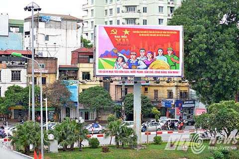 Đường phố Thủ đô được trang hoàng sạch sẽ và văn minh