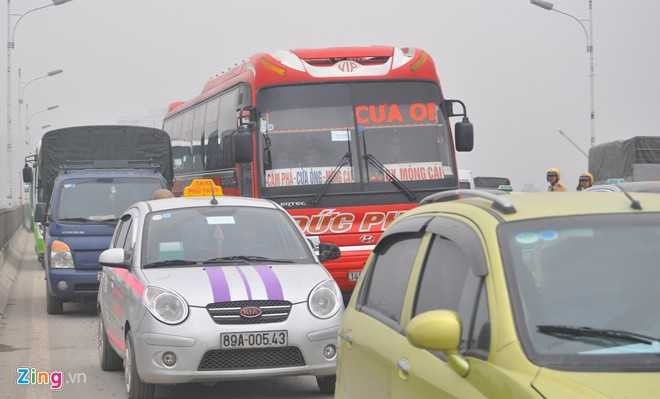 Vụ tai nạn liên hoàn giữa cầu khiến giao thông hỗn loạn, ùn tắc kéo dài.