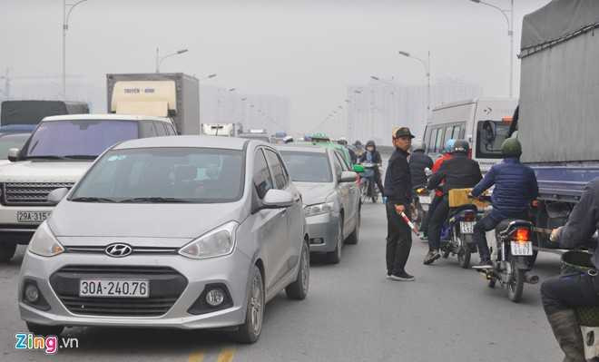 Hai ô tô đối đầu, cầu Vĩnh Tuy ùn tắc kinh hoàng