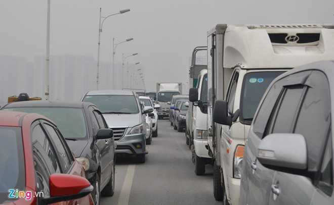 Hàng trăm ôtô chôn chân trên cầu Vĩnh Tuy, không thể di chuyển.