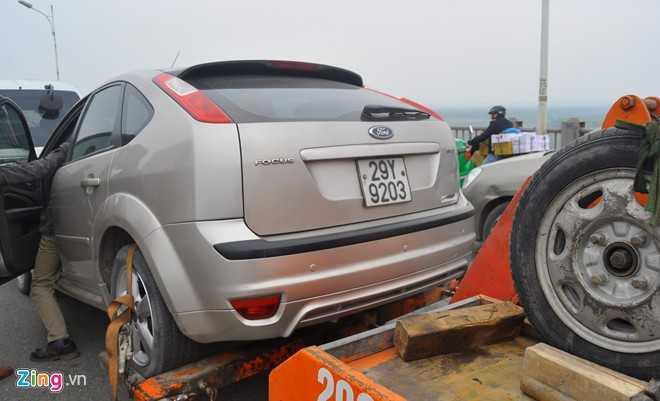 Trong khi nhiều người điều khiển xe máy đi chậm, dừng trước hiện trường theo dõi sự việc càng khiến giao thông ùn ứ.