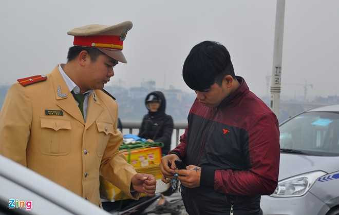 Tới 9h15, sau hai giờ xảy ra sự cố, lực lượng cứu hộ tới giải phóng được hiện trường. Tuy nhiên, tình hình giao thông vẫn chưa được cải thiện.