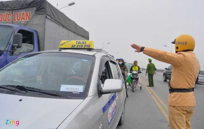 Vị này cho biết, đơn vị đã huy động 14 chiến sĩ phối hợp với 10 chiến sĩ cảnh sát khu vực, dân quân tự vệ địa phương tới phân luồng giao thông. Tới trưa cùng ngày, cầu Vĩnh Tuy mới lưu thông bình thường trở lại.