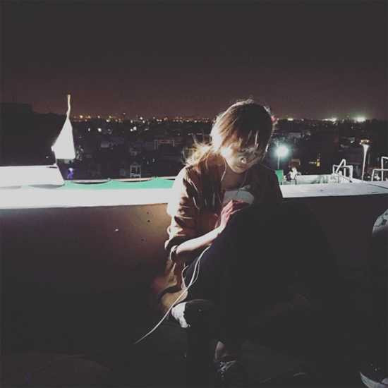 Hari cô đơn ngồi trên ban công giữa đêm lạnh sau khi trở về Hàn Quốc.