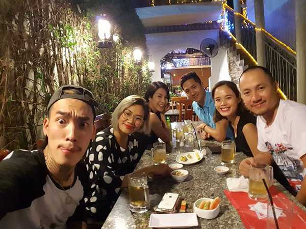 Tiến Đạt gặp gỡ bạn bè để quên đi chuyện buồn về tình cảm.