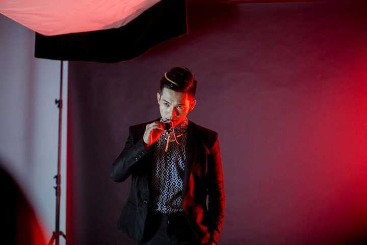 Trong bộ ảnh mới này, từ trang phục cho đến xử lý hình ảnh đều được thiết kế độc quyền cho Mai Quốc Việt và chỉ được sử dụng riêng cho single “Chính là em”. Không đặt nặng về việc tạo dáng mà bộ ảnh phần lớn tập trung vào cách “chơi” ánh sáng, lột tả nội tậm của Mai Quốc Việt. Cả ê-kip đã phải thực hiện bộ ảnh trong suốt 6 giờ đồng hồ.