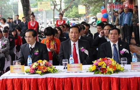 Đại diện lãnh đạo tỉnh và các sở, ngành tham dự lễ khai trương.