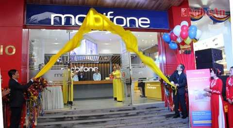 Đại diện lãnh đạo tỉnh và Công ty kéo vải khai trương biển hiệu cửa hàng.