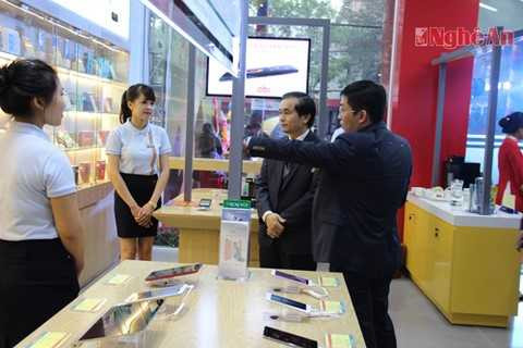 Đồng chí Lê Ngọc Hoa tham quan gian trưng bày trong cửa hàng MobiFone số 10 Minh Khai, TP.Vinh.