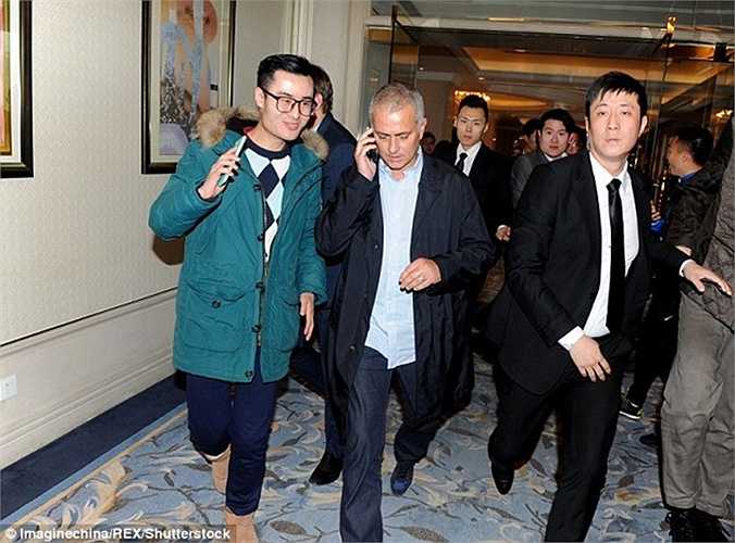 Vào tối qua 18/1, Mourinho bất ngờ xuất hiện ở Thượng Hải, Trung Quốc