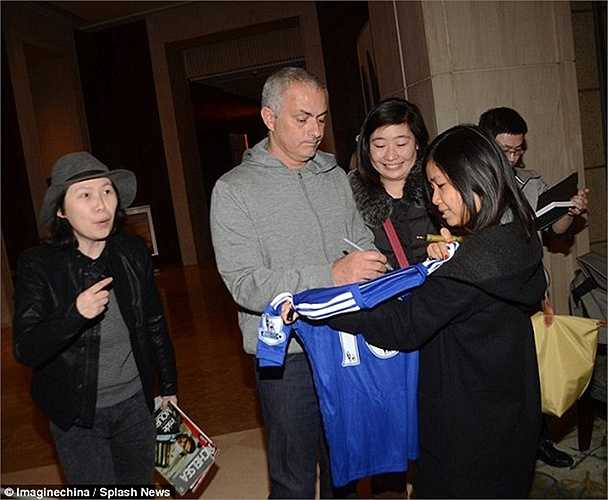 Mourinho cũng vui vẻ ký tặng các fan hâm mộ