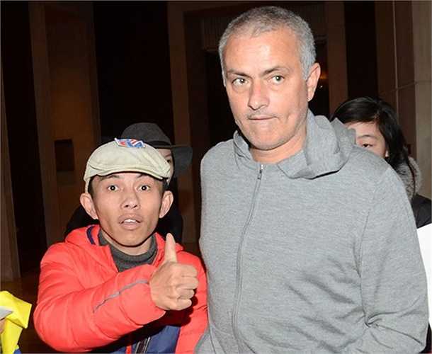 Rất nhiều CĐV may mắn đã được chụp hình cùng Mourinho
