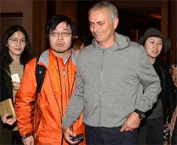 Mourinho dù vẫn đang trong cảnh thất nghiệp vẫn tươi cười với người hâm mộ