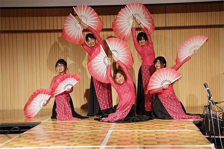 Trong chương trình, rất nhiều tiết mục văn nghệ đặc sắc được chính các bạn du học sinh Việt Nam tại Nhật biên đạo và biểu diễn