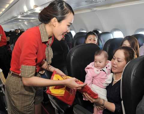 Tang qua cho hanh khach tren chuyen bay khai truong (2) (Copy).jpg