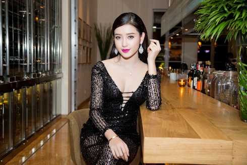 Bên cạnh đó, cô còn rất nổi bật trong sự kiện đêm qua khi đeo một bộ trang sức kim cương tổng trị giá lên đến 2 tỷ đồng.