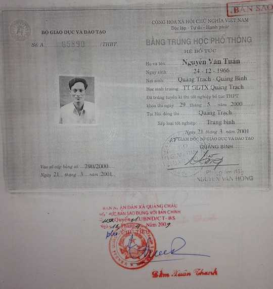 Các bằng cấp của ông Tuấn có tên tuổi và ngày tháng năm sinh khác nhau.