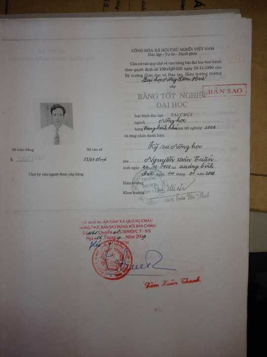 Các bằng cấp của ông Tuấn có tên tuổi và ngày tháng năm sinh khác nhau.