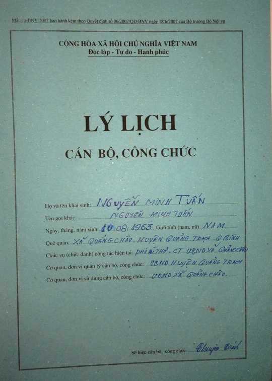 Lý lịch Cán bộ công chức của ông Tuấn bị tẩy xóa.