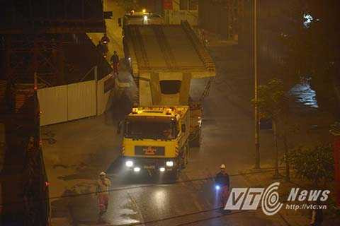 Cặp xe rơ moóc chuyên dụng được sử dụng để vận chuyển tấm dầm siêu trọng tới chân công trình.