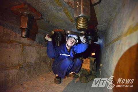 Sau đó, phiến dầm bê tông sẽ được lắp đặt vào giá long môn. 