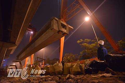 Sau đó cần cẩu chuyên dụng sẽ nâng phiến dầm lên trên mặt đường sắt.