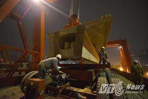 Khi lên tới mặt đường sắt, phiến dầm sẽ được vận chuyển bằng xe chuyên chở đặc dụng tới vị trí lắp đặt.