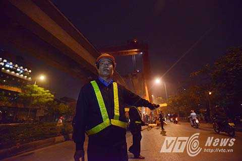 Việc thi công vẫn phải đảm bảo các phương tiện vẫn lưu thông bình thường bên dưới.