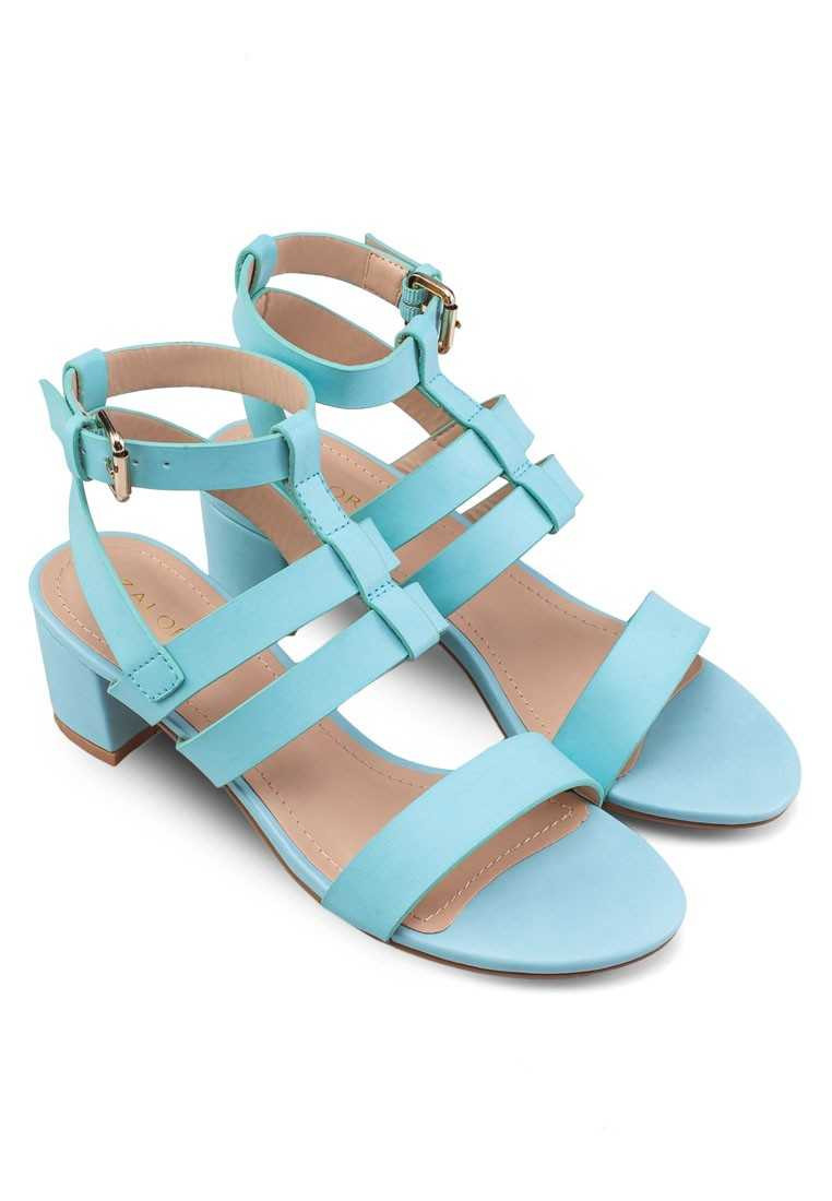 Chọn giày theo bảng màu sắc Pantone 2016