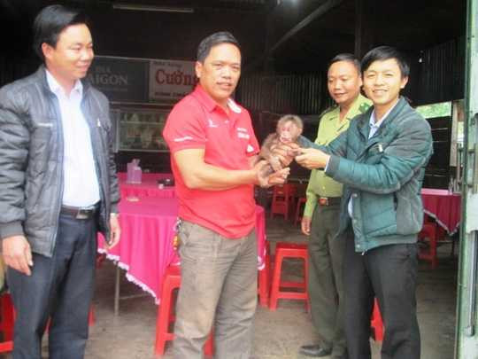 Ông Vũ Xuân Sang giao cá thể khỉ mặt đỏ cho Trung tâm Cứu hộ, bảo tồn và Phát triển sinh vật.
