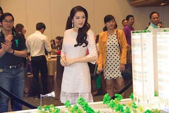 Lý Nhã kỳ là một trong những chủ nhân đầu tiên sở hữu căn hộ của dự án. Cô chia sẻ: “Hiện nay, quỹ đất tại TP HCM rất hạn hẹp, đất ven sông ngày càng hiếm, nên các dự án căn hộ tại vị trí đang thu hút một lượng khách hàng lớn. Quận 4 là quận duy nhất được bao bọc hoàn toàn bởi kênh và sông nước. Riva Park có đầy đủ tiện ích và là một dự án tiềm năng, chắc chắn sẽ giúp tôi sinh lời chỉ trong một thời gian ngắn”.