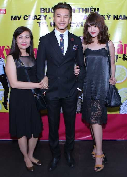 Hoàng Kỳ Nam cùng mẹ và em gái. Hoàng Kỳ Nam cùng mẹ và em gái.