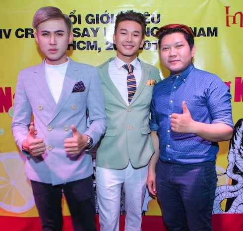 Ca sỹ Hồ Đức Lợi trẻ trung với tóc màu xám khói cùng blazer màu xanh thanh bình serenity thời thượng. Anh đến cùng người quản lý.