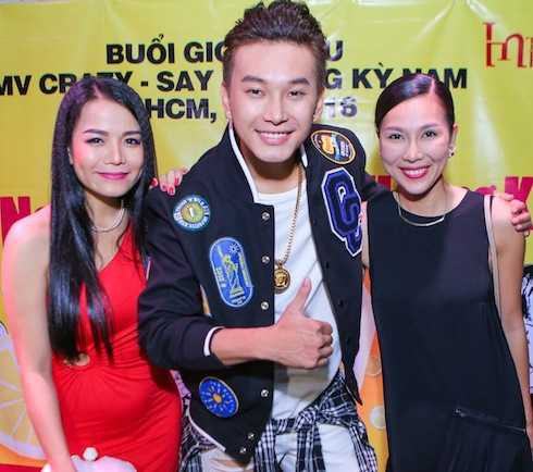 Còn nữ ca sỹ Khánh Ngọc nổi bật với váy đen có thiết kế cách điệu chân váy một cách lạ mắt.