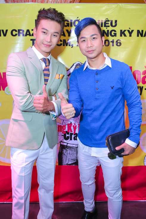 Ca sỹ Quách Tuấn Du chọn phong cách lịch lãm với áo len tay dài và áo sơ mi bên trong với mái tóc xanh dương lạ lẫm.