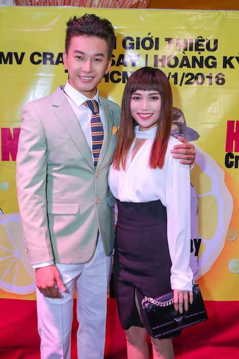 Xuất hiện trong buổi ra mắt, Sỹ Thanh nổi bật với tóc mái kiểu Cleopatra nhuộm ombre đỏ đen, giản dị mà vẫn quyến rũ với áo xẻ sâu tinh tế và chân váy xẻ tà.