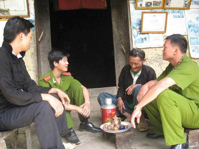 Các tổ an ninh thôn, bản thường xuyên thông tin cho lực lượng công an xã. Ảnh: N.L