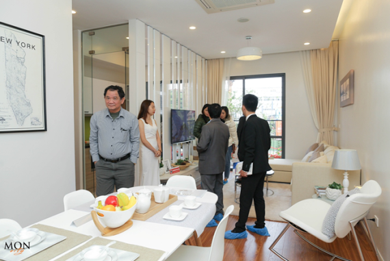 Khách hàng quan tâm đến thiết kế và cách bố trí nội thất hợp lý của căn hộ mẫu