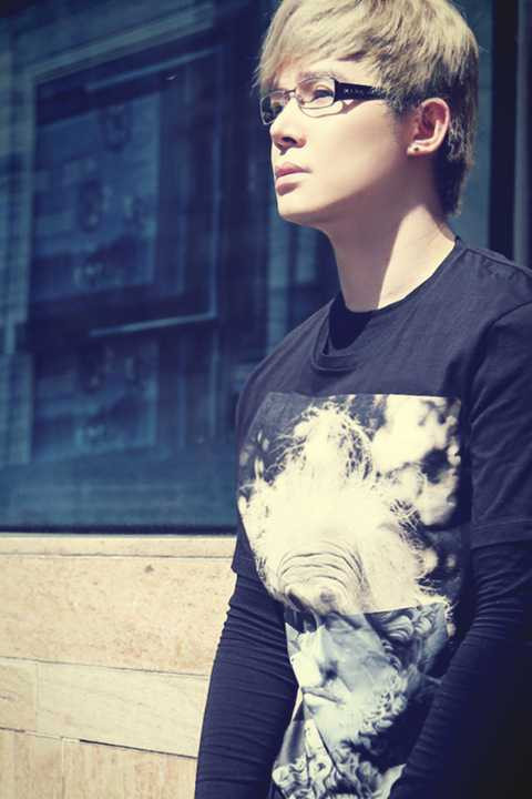 Trong bộ hình mới, Ông hoàng Opera hút hồn fan hâm mộ khi khoe vẻ điển trai, lạnh lùng nhưng đầy cuốn hút với bộ sưu tập áo t-shirt đen của những thương hiệu hàng đầu thế giới như Alexander McQueen, Givenchy, Balmain, Neil Barrett, Marcelo Burlon... 