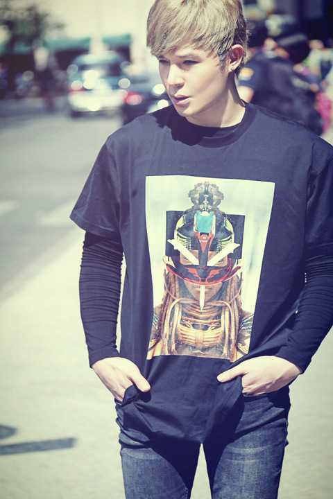 Dù phải chụp giữa trưa nắng chang chang nhưng nam ca sĩ vẫn thoải mái tạo dáng để có được những tấm hình hết sức ấn tượng. 