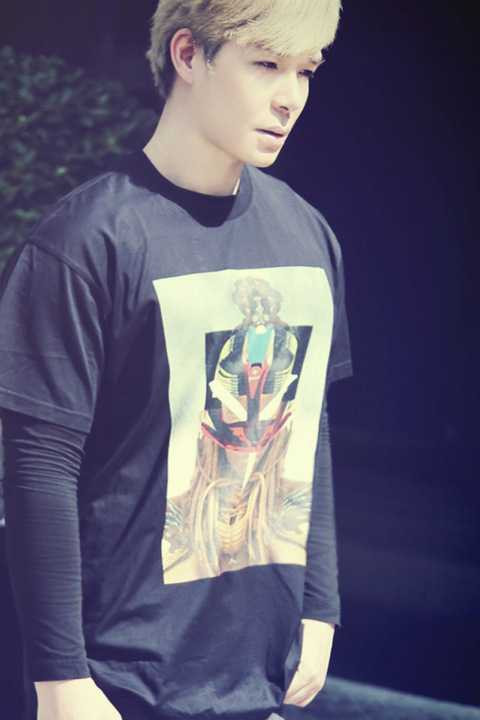 Dù phải chụp giữa trưa nắng chang chang nhưng nam ca sĩ vẫn thoải mái tạo dáng để có được những tấm hình hết sức ấn tượng. 