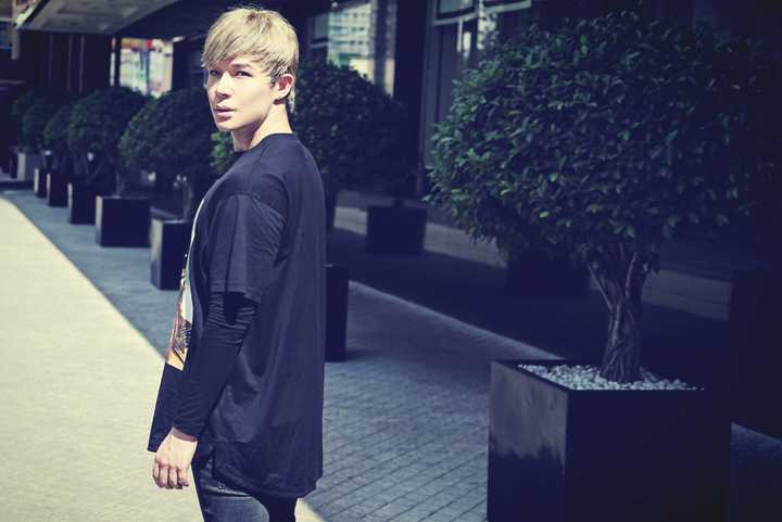 Dù phải chụp giữa trưa nắng chang chang nhưng nam ca sĩ vẫn thoải mái tạo dáng để có được những tấm hình hết sức ấn tượng. 