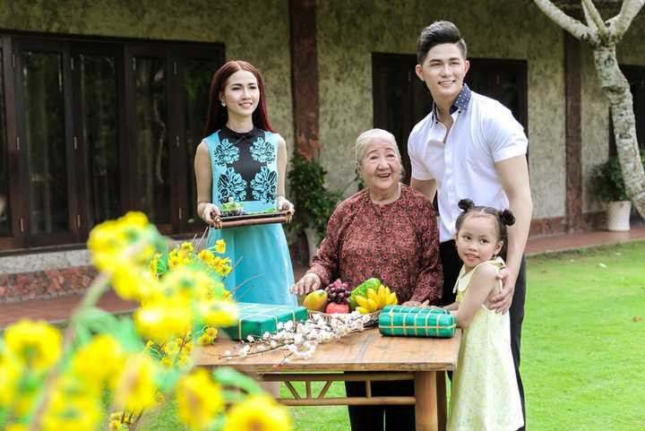 Ngoài ra anh cũng gởi tặng đến khán giả MV Chào xuân được ghi hình trên sân khấu hoành tráng với sự hỗ trợ của gần 20 vũ công.