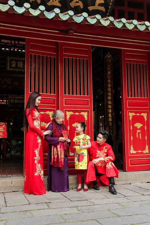 Qua bộ ảnh này, các nghệ sĩ như thay lời chúc tốt đẹp nhất đến các khán giả đã theo dõi và ủng hộ trong quá trình hoạt động nghệ thuật vừa qua. Từ đó, tiếp thêm nghị lực để họ cố gắng phục vụ tốt hơn nhu cầu giải trí, nghệ thuật của đông đảo công chúng gần xa. 