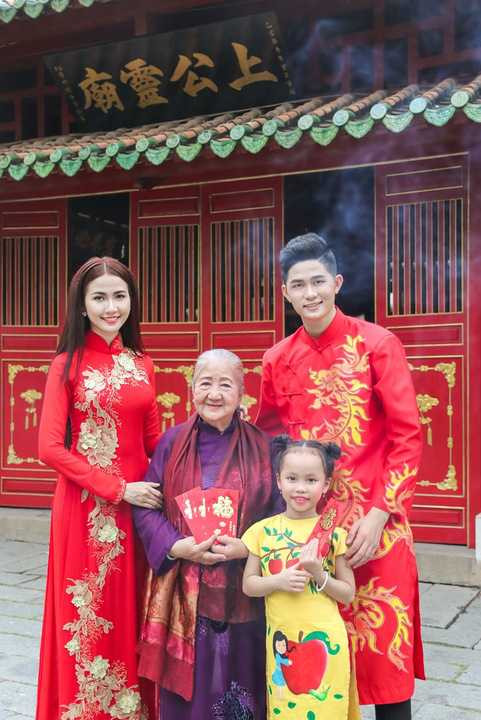 Qua bộ ảnh này, các nghệ sĩ như thay lời chúc tốt đẹp nhất đến các khán giả đã theo dõi và ủng hộ trong quá trình hoạt động nghệ thuật vừa qua. Từ đó, tiếp thêm nghị lực để họ cố gắng phục vụ tốt hơn nhu cầu giải trí, nghệ thuật của đông đảo công chúng gần xa. 