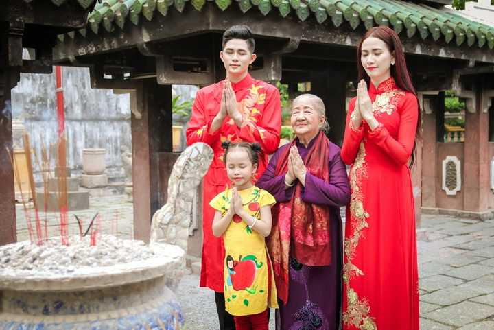 Qua bộ ảnh này, các nghệ sĩ như thay lời chúc tốt đẹp nhất đến các khán giả đã theo dõi và ủng hộ trong quá trình hoạt động nghệ thuật vừa qua. Từ đó, tiếp thêm nghị lực để họ cố gắng phục vụ tốt hơn nhu cầu giải trí, nghệ thuật của đông đảo công chúng gần xa. 